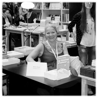 Martine Berger d&eacute;dicace son livre au Salon du livre Gen&egrave;ve