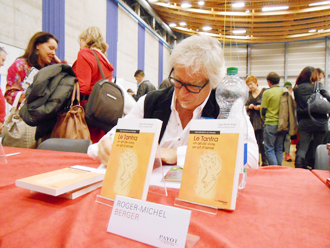 Roger-Michel d&eacute;dicace son livre